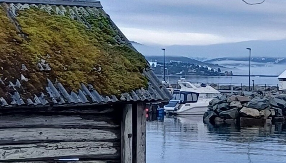Luke 7 Bilde av naust ved sjøen med molo i bakgrunnen
