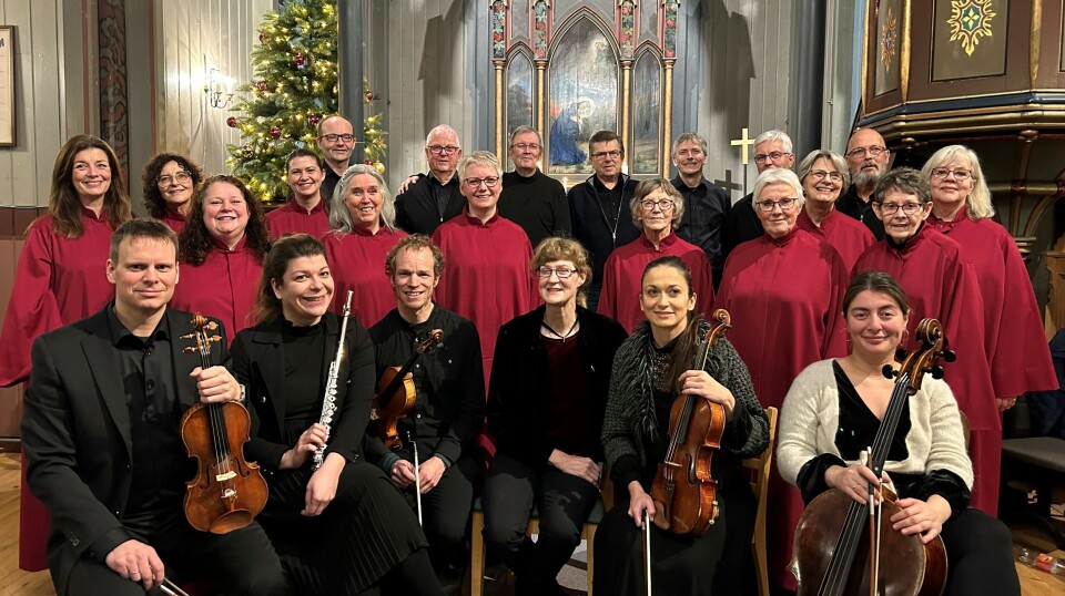 Takk for julekonserten! Mange korsangere og musikere oppstilt til fotografering i ei kirke.