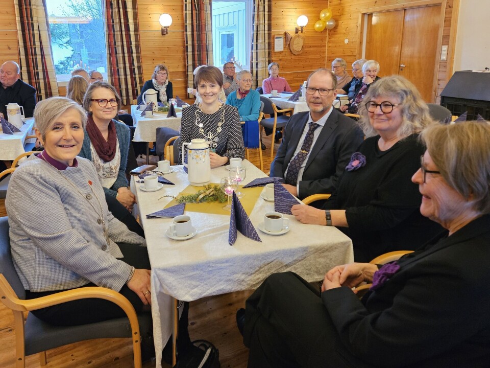 Rindal menighetshus var fullsatt under kirkekaffen. Fra venstre biskop Herborg Finnset, Eli Solvik, Ordfører i Rindal, Mildrid Kattem Aune, Kommunedirektør i Rindal, Mons Otnes, Inger Bolme og Magnhild Helgetun
