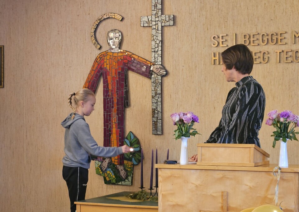 Elida Møkkelgård tenner det første adventslyset