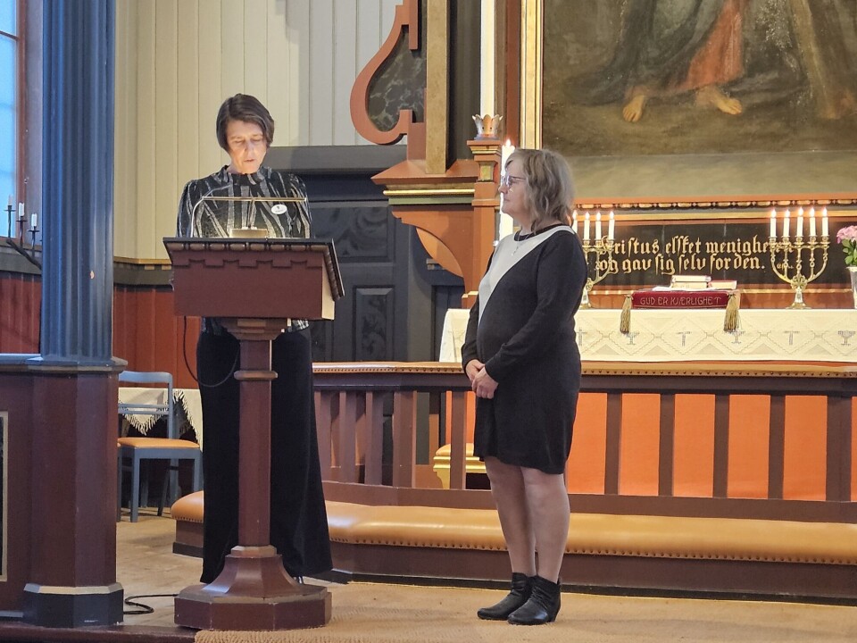 Elsa Jensvold mottar en hilsen fra biskopen i Nidaros i anledning at hun er tilsatt som trosopplærer og diakonmedarbeider i Rindal Sokn.