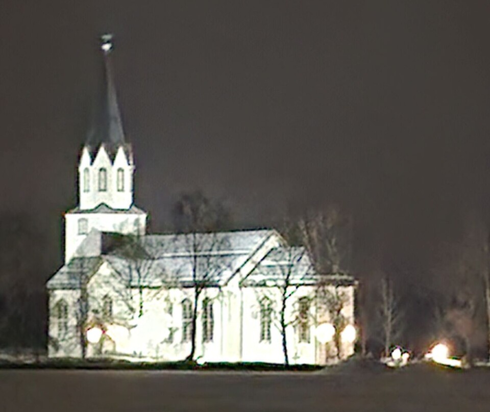 Rindal kirke 150 år Ei kirke som er opplyst i mørket.