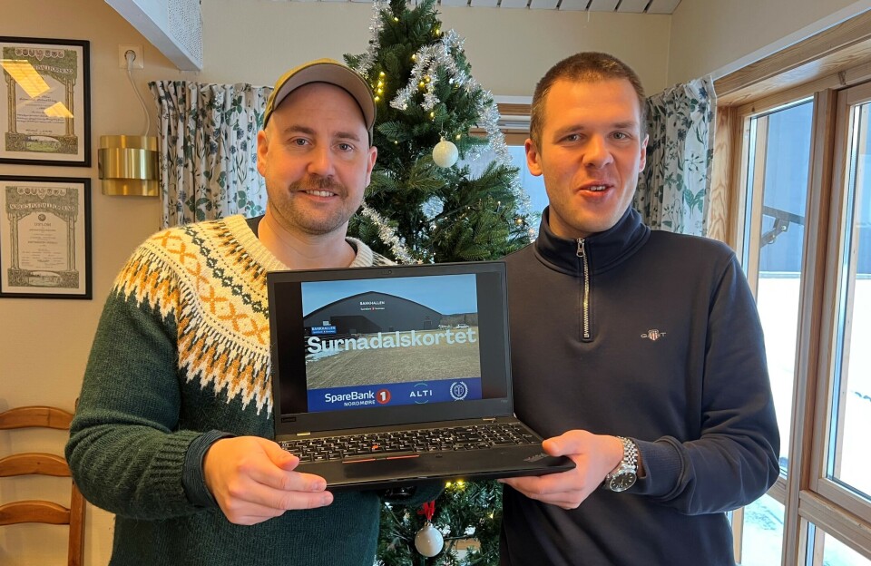 Surnadalskortet relanseres som en heldigital løsning, sier Håkon Solem, arrangementsansvarlig i styret, og Juras Chachlauskas, daglig leder Surnadal IL. To menn som holder opp en bærbar PC foran seg.