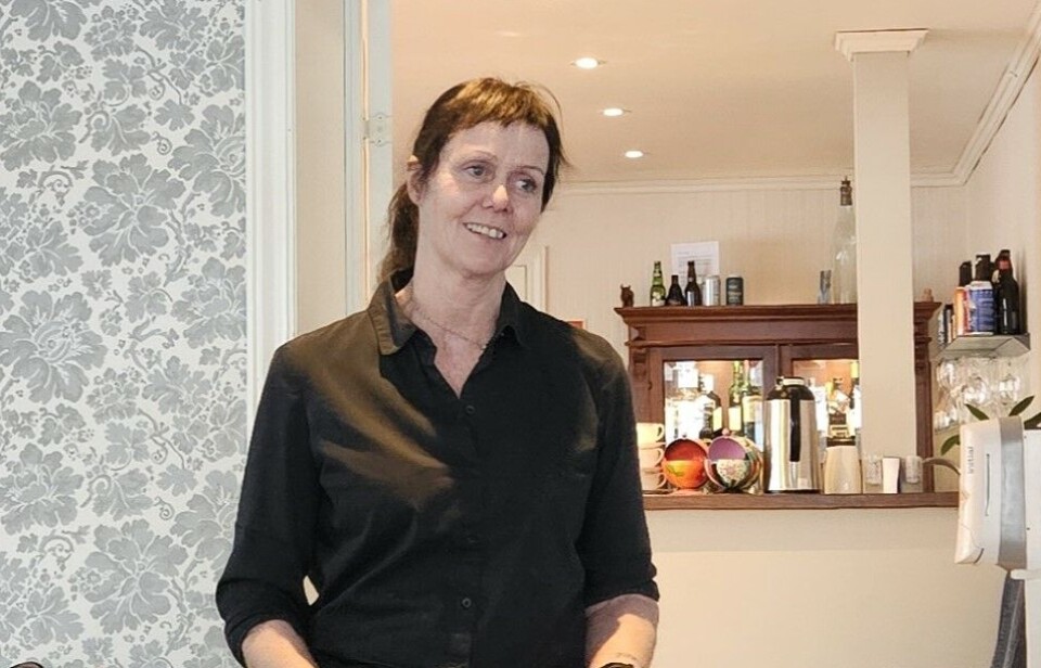 Martha Torvik ønsker velkommen til julelunsj med faglig påfyll Dame står og taler