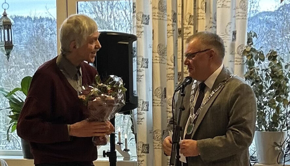 Oddmund Solem mottar prisen fra ordfører Hugo Pedersen.