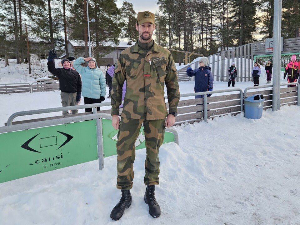 Sondre Løfald Bjørnstad følger oppfordringen fra Heimevernet om å bruke uniformen sin på jobb på 'Uniform på jobben-dagen' Mann i uniform foran ballbinge med skoleelever