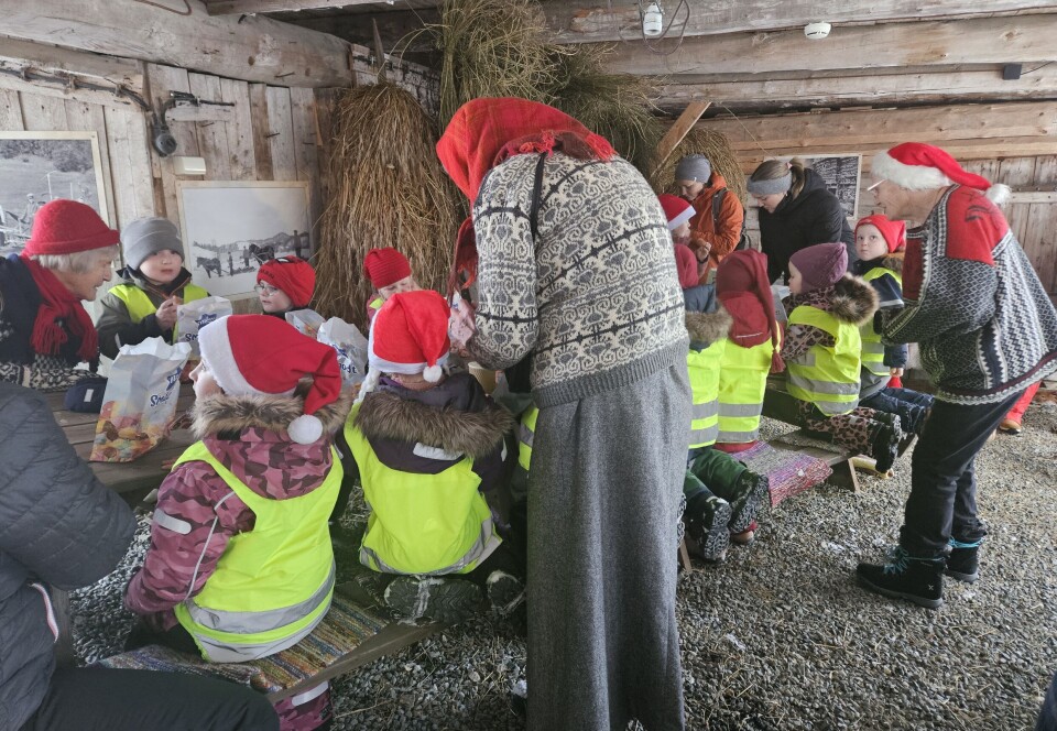 På nissetreffet fikk barna servert smultringer, klementiner og saft. Her er det barn fra Øvre Rindal barnehage som får servering.
