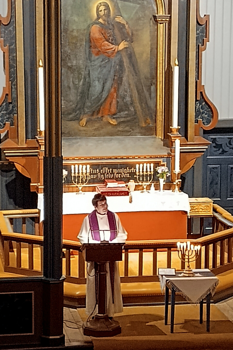 Sokneprest Lene Gåsvatn heldt preika. Soknepresten heldt preika frå lesepulten