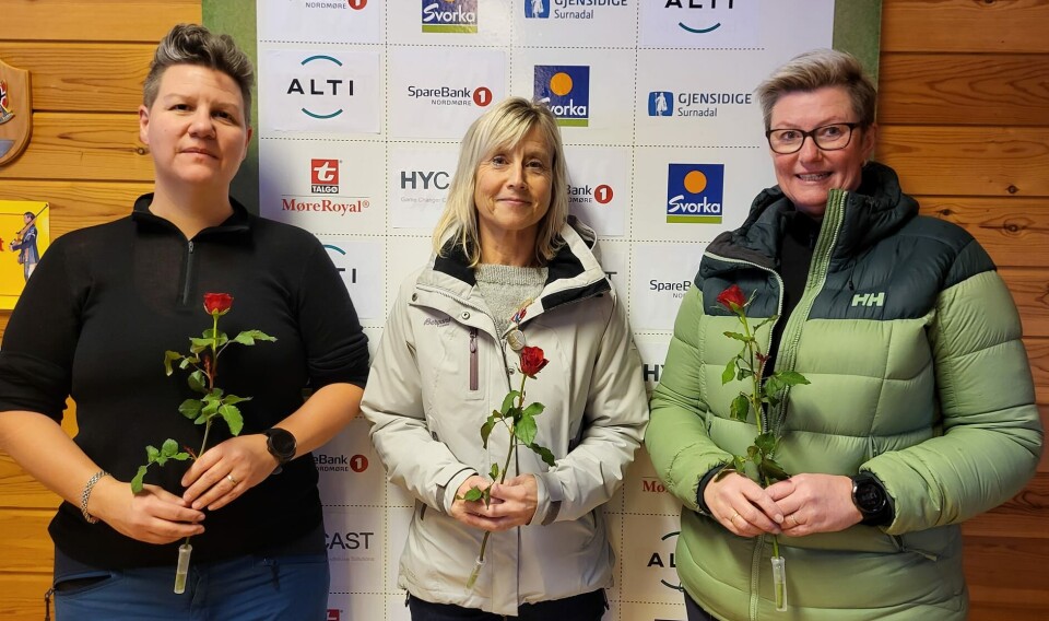 Klasse SK1, Kristin Kåresdatter, Marianne Nordvik og Wenche Stenheim. Tre damer med hver sin rose.