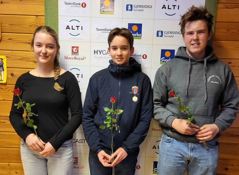 Klasse EJ, Fride Hagen, Erik Halle Dalskau, Ådne Viddal Krogsæter. Ei ung jente og to unge gutter, med hver sin rose, oppstilt for fotografering.