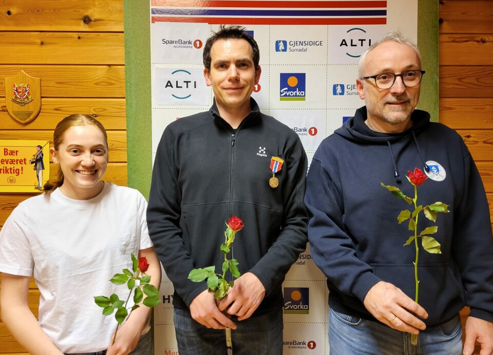 Klasse 4, Nathalie Haugen, Nils Iver S. Tollaas og Kurt Arve Haugen. Ei dame og to menn med hver sin rose, oppstilt for fotografering.