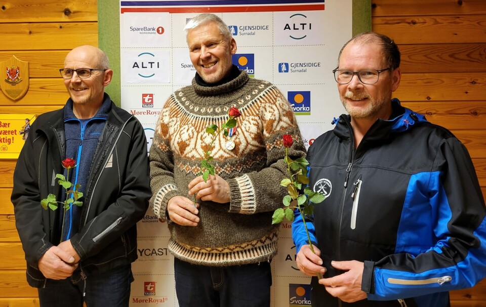 Klasse V55, Arnfinn Berdal, Egil Magne Hammervold og Mons Otnes. Tre menn med hver sin rose, oppstilt for fotografering.