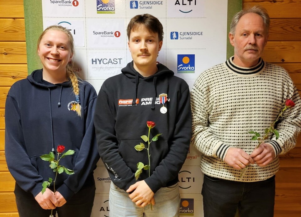 Klasse 2, Hanne Vangen, Patrick Haugen og Pål Heggset. Ei dame og to menn med hver sin rose, oppstilt for fotografering.