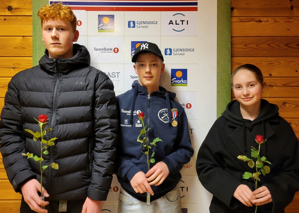 Klasse ER, Olav Gjeldnes, Ola Magnus Stenberg og Leonora Flatvold Svensli. To unge menn og ei ung dame, med hver sin rose, oppstilt for fotografering.