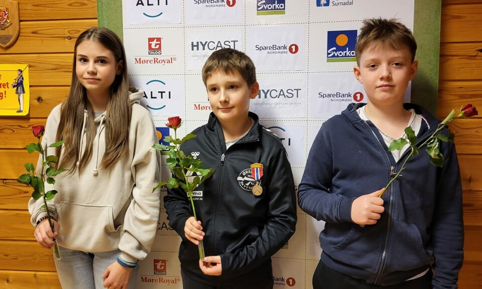 Klasse R, Mali Vikan Tyrhaug, Sebastian Milovic og Damian Haugen. Ei ung jente og to unge gutter, med hver sin rose, oppstilt for fotografering.