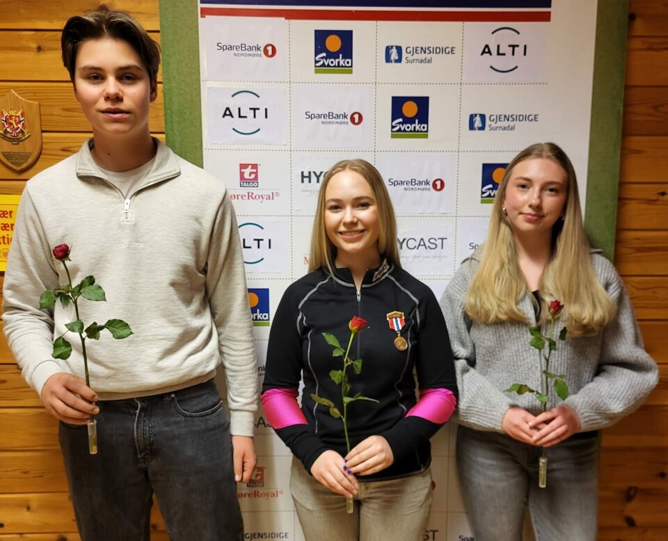 Klasse J, Henrik Andre S. Tollaas, Mathea Flatvold Svensli og Oline Sæterøy Høybakk. En ung mann og to unge damer, med hver sin rose, oppstilt for fotografering.