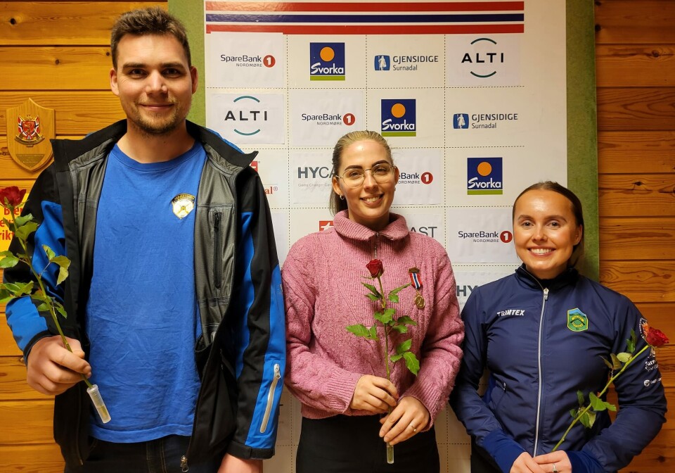 Klasse 5, Ludvik, A.S. Tolaas, Ronja Hammervold og Eline Lillegård. En mann og to damer med hver sin rose, oppstilt for fotografering.