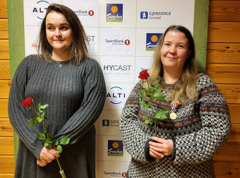 KLasse 1, Silje Kippernes og Daniela Lydersen Misund. To damer med hver sin rose, oppstilt for fotografering.