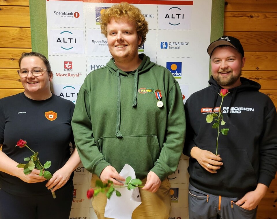 Klasse 3 Hanne Merethe Holmen, Håvard Nesvik Voss og Tor Fredrik Mikkelsen. Ei dame og to menn med hver sin rose, oppstilt for fotografering.