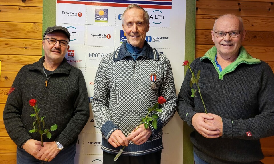 Klasse V65, Atne Ness, Stein Olav Gravem og Kurt Otnes. Tre menn med hver sin rose, oppstilt for fotografering.