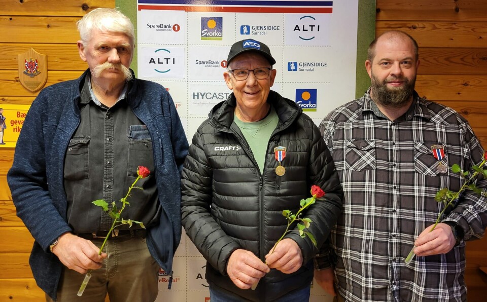 Klasse Kikkert og Jeger, Tore Kristensen, Åge Haugen og Ronnie Andersen. Tre menn med hver sin rose, oppstilt for fotografering.