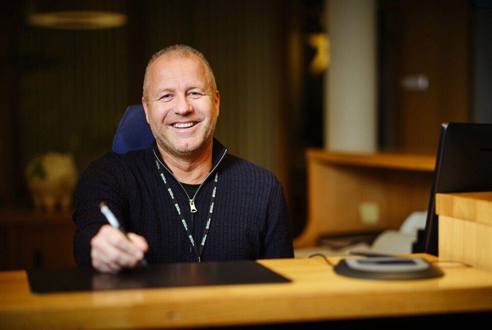 Sverre Fiske på sin velkjent plass bak skranken.