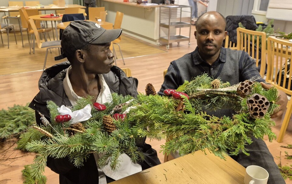 To menn med blomsterdekorasjoner