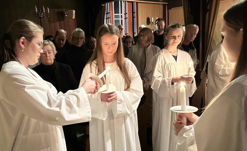 Lyset er blant våre sterkast talande symbol. Konfirmanter med lys i kirka.