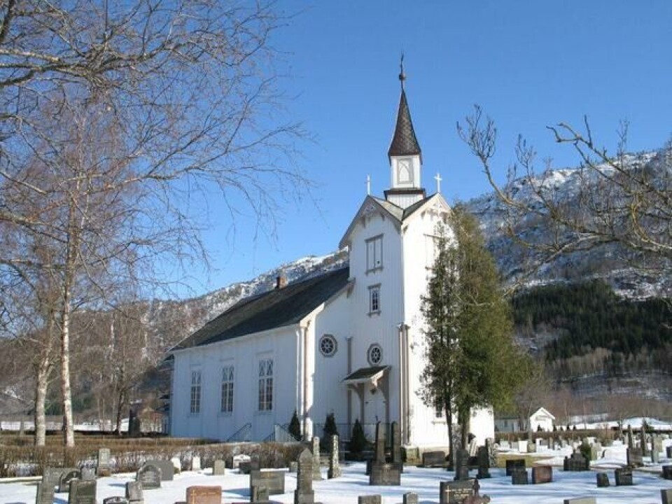 Ranes kyrkje Kirke i solskinn