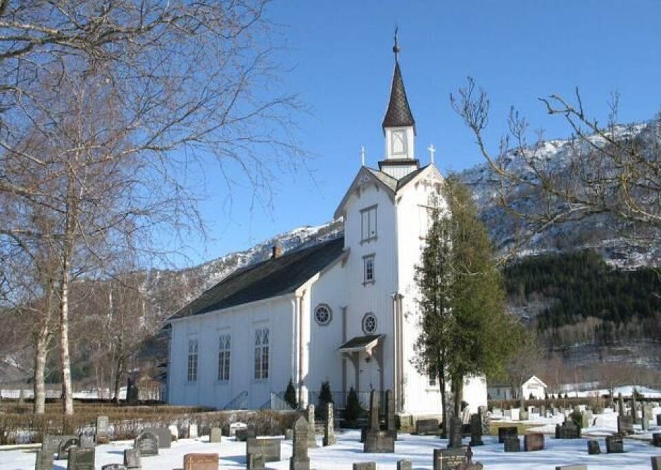 Ranes kyrkje Kirke i solskinn