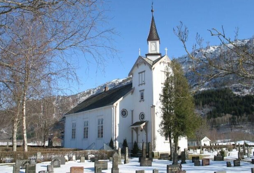 Ranes kyrkje Kirke i solskinn