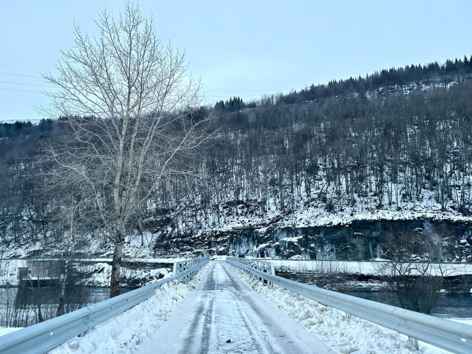 Luke 13 Ei bru på en smal veg. Snø.