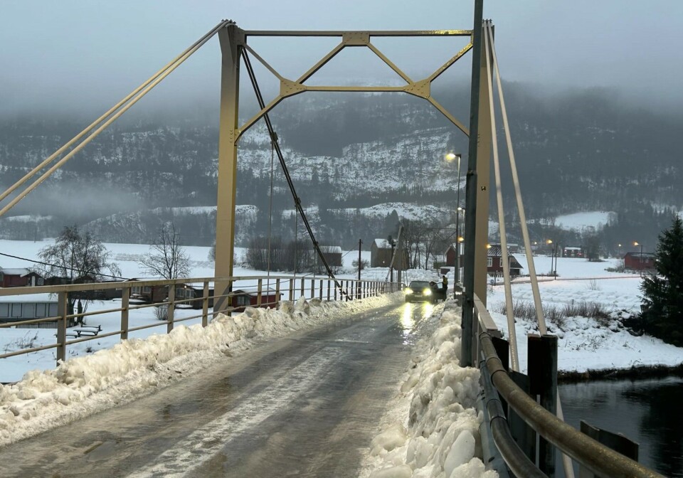 Trøbbel med å komme over Røvsbrua. En bil som står på en ene sida av ei smal bru, men islagt veg.