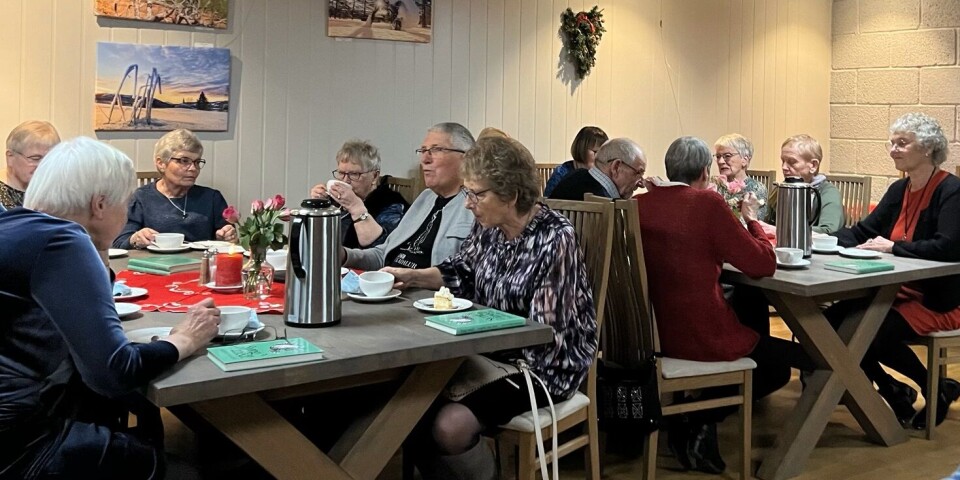Rindal pensjonistlag sitt julebord Fra et julebord. Flere personer sitter og spiser.