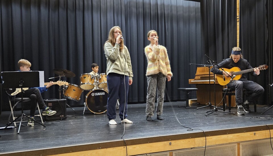 Musikk, drama og teater og kunstelevene fra Rindal holdt julekonsert i Attanåva tirsdag. Her er rockebandet 'Rindaltallica'. Fra venstre Kasper Eriksen, Airo Tyrholm, Ida Storholt, Kine-Leona Stokke Stenersen og Alexander Hart.
