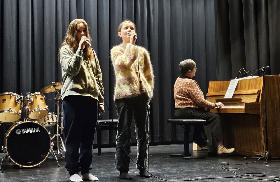 Ida Storholt og Kine-Leona Stokke Stenersen synger 'Nordnorsk julesalme' med Linda Torvik på piano