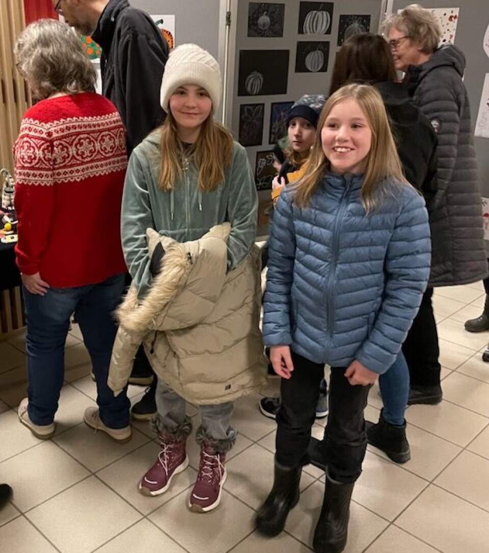 Kunstelevene Astrid Halgunset og Emilie Karlstrøm
