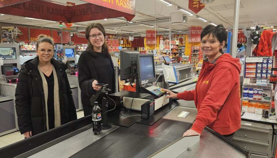 Synnøve Langli og Solveig Løset betaler med Apple Pay i kassen hos Marit Berset Løset på Extra Rindal.