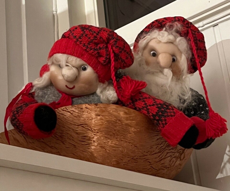 God morgen 18. desember To strikkede nisser på toppen av et skap.
