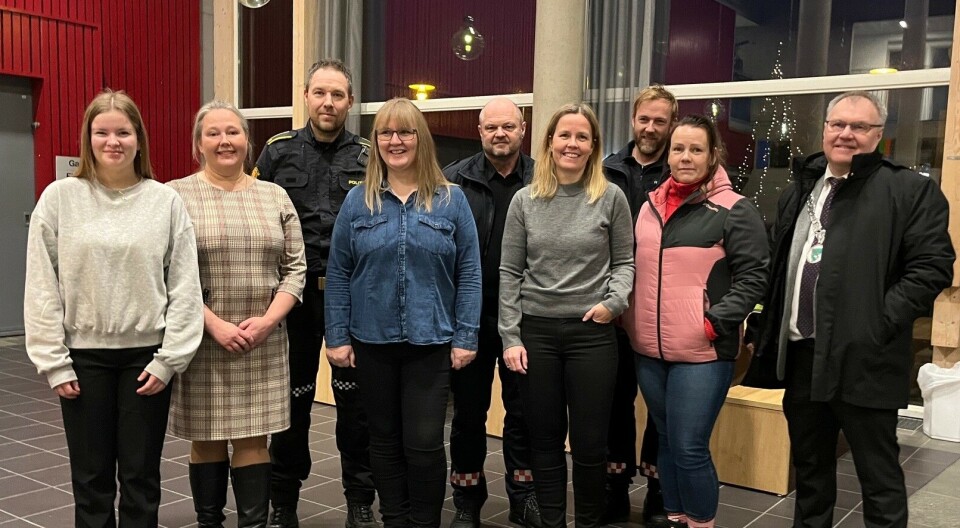 Live Aakvik frå ungdomsrådet, varaordførar Annett Ranes, politikontakt Tor Hansen, fagleiar psykisk helse og rus Marit Meisingset, brannsjef Tor Arne Moen, ungdomskontakt Kristin Børset, Hans Christian Hårstad frå brannvesenet, Kristin Moen Sæterbø frå Natteravnane og ordførar Hugo Pedersen. Ni personar oppstilt for fotogarfering.