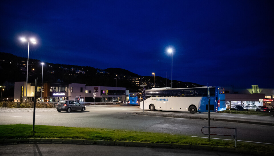 Frå nyttår skal fleire busslinjer køyre innom det nye sjukehuset på Hjelset. Buss i rundkjøring