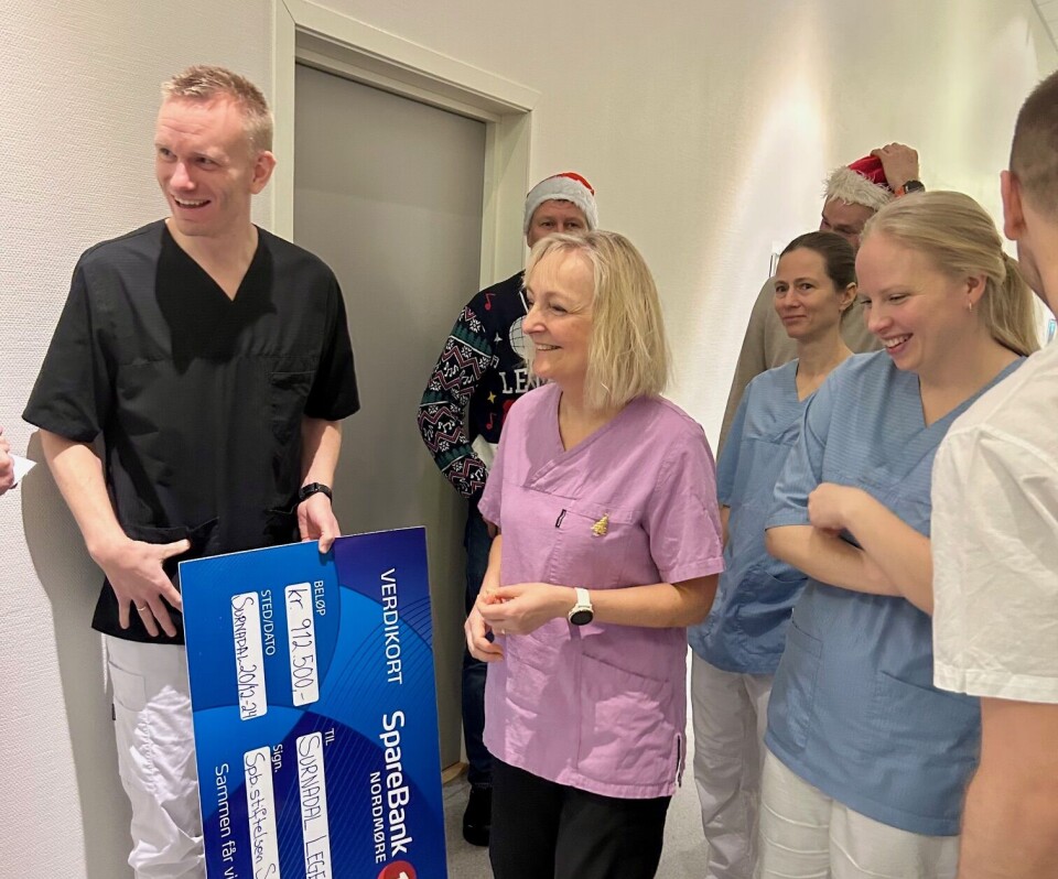 Legene har grunn til å smile etter gaveoverrekkelse på legesenteret siste fredagen før jul Blide leger med gavesjekk