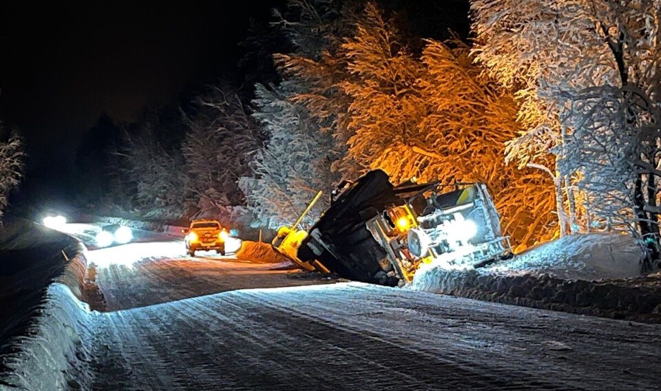 Stengt veg på Rindalsskogen på grunn av bilberging En lastebil som har kjørt av veien. Vinter og snø.
