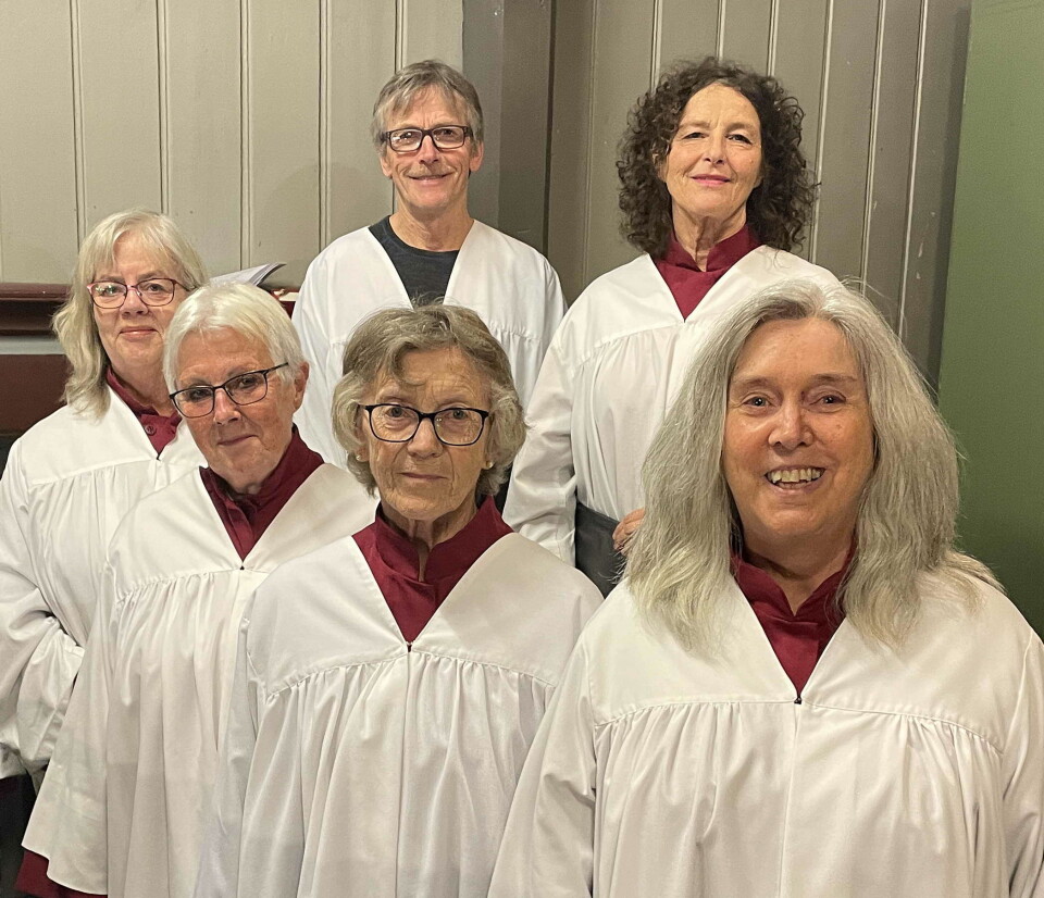 Forsongarane gjer stor innsats året rundt – ikkje minst ved høgtidene. Her ei gruppe i Åsskard kyrkje. Fem damer og en mann i hvite kapper