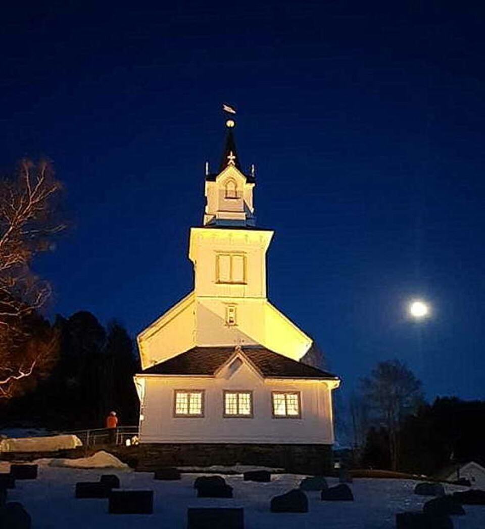 Åsskardkyrkja i måneskin julekvelden 2020.