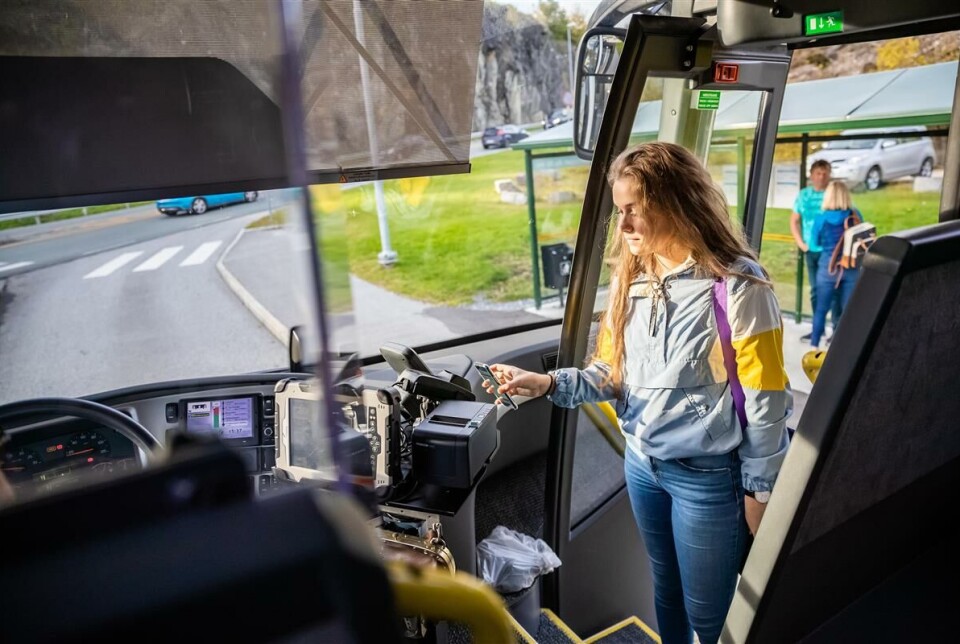 Prisauke på buss, hurtigbåt og ferje frå 1. januar 2025 En jente går på bussen