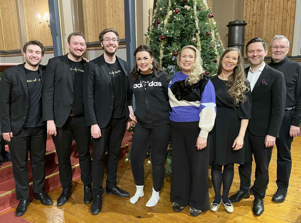 Utøvarane etter konserten. Frå venstre Ivan Penjn, Eivind Heier, Jostein Brødreskift, Sigrid Bøe, Tonje Eero, Hedda Hansen Berg, Ole Andreas Silseth og Bernt Bøe. Sistnemnte spela orgel til allsongen. Mennesker samlet foran et juletre
