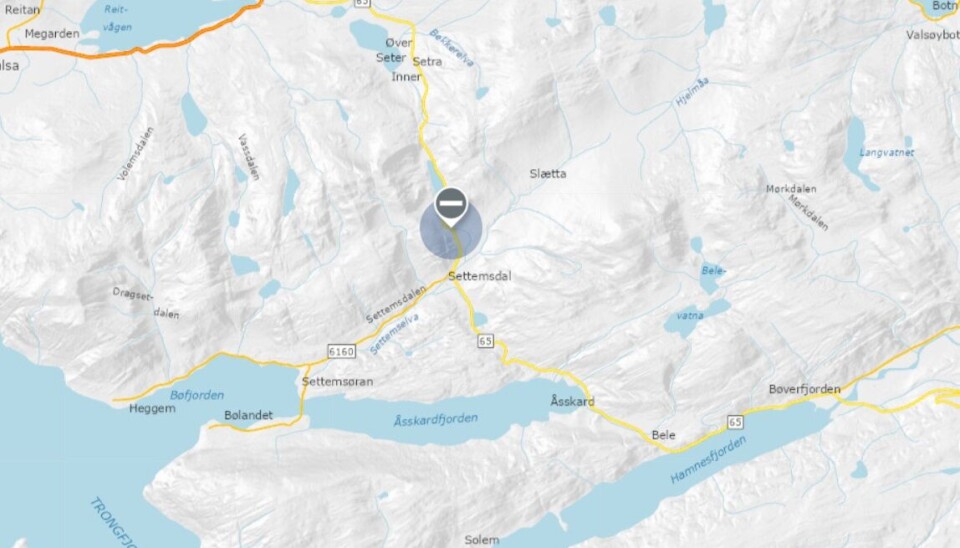 Fv65 var stengt ved Kvernstadelva i Surnadal i en periode natt til mandag, på grunn av bilberging - Nå er vegen åpnet igjen Et kart.