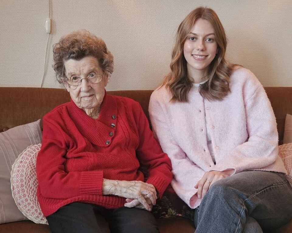 Olga Løfald og Anna Løfald Heggem i leiligheten til Olga på eldresenteret.