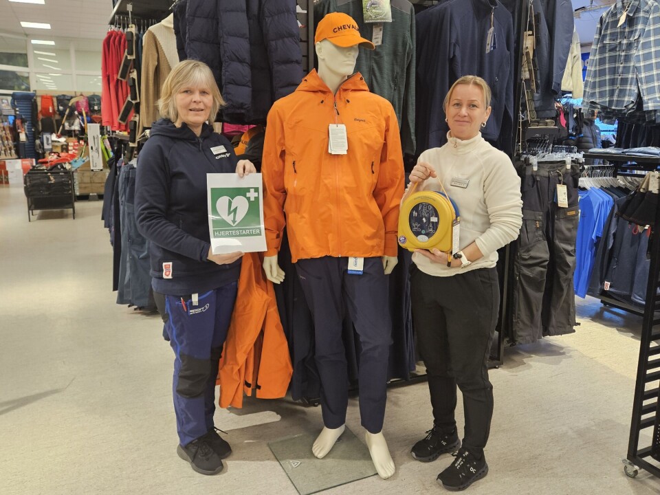 Anita Voll (til venstre) og Mali Beate Norli med hjertestarteren som er anskaffet til Coop Faghandel Rindal